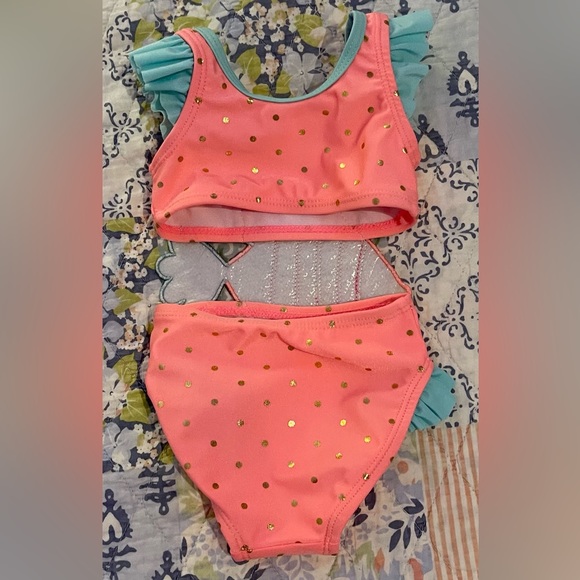 2 gently used Wetsuit brand Swimsuits size newborn. Adorable fish and bumble bee - Picture 3 of 6